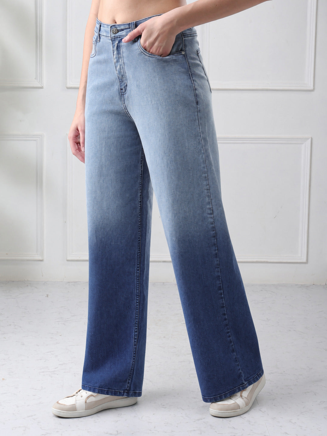 Women’s Light Blue Mid-Rise Straight Fit Jeans