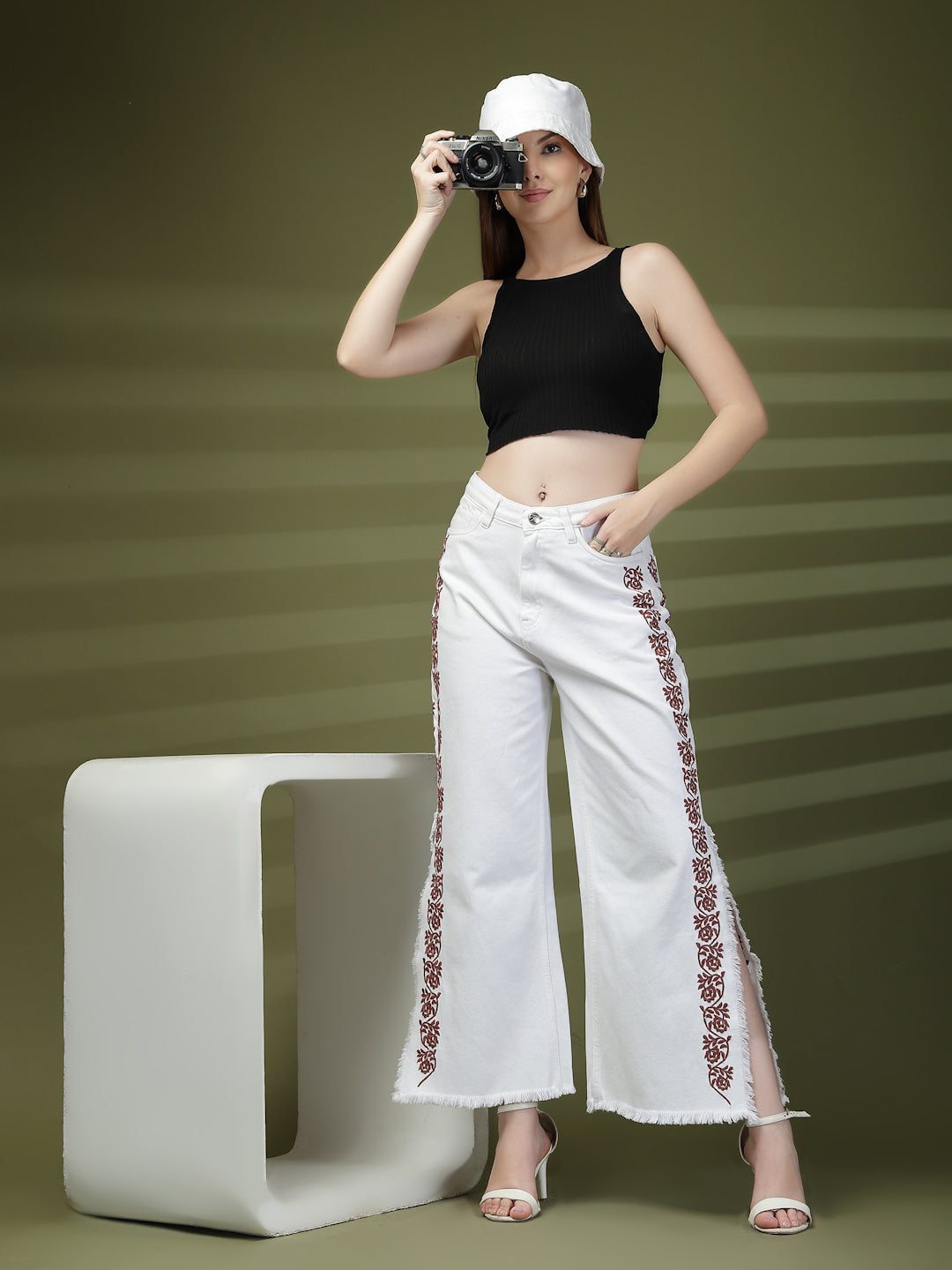 Embroidered white classic denim Jeans
